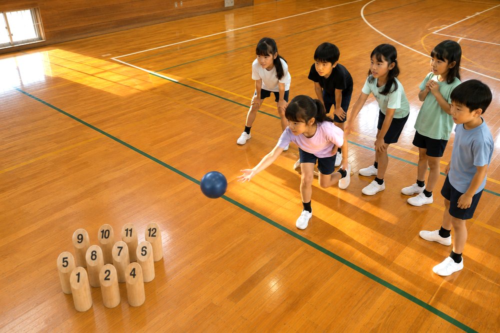 体育館でモルック(的当て遊び)をする子どもたち